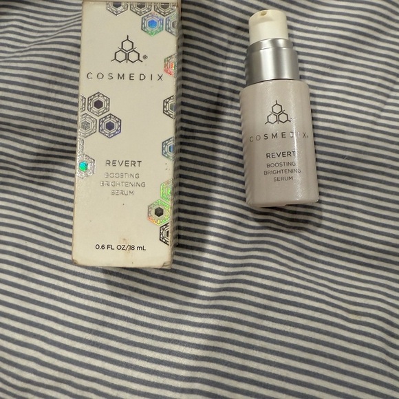 COSMEDIX REVERT BRIGHTENING
BOOSTING SERUM - Picture 6 of 15